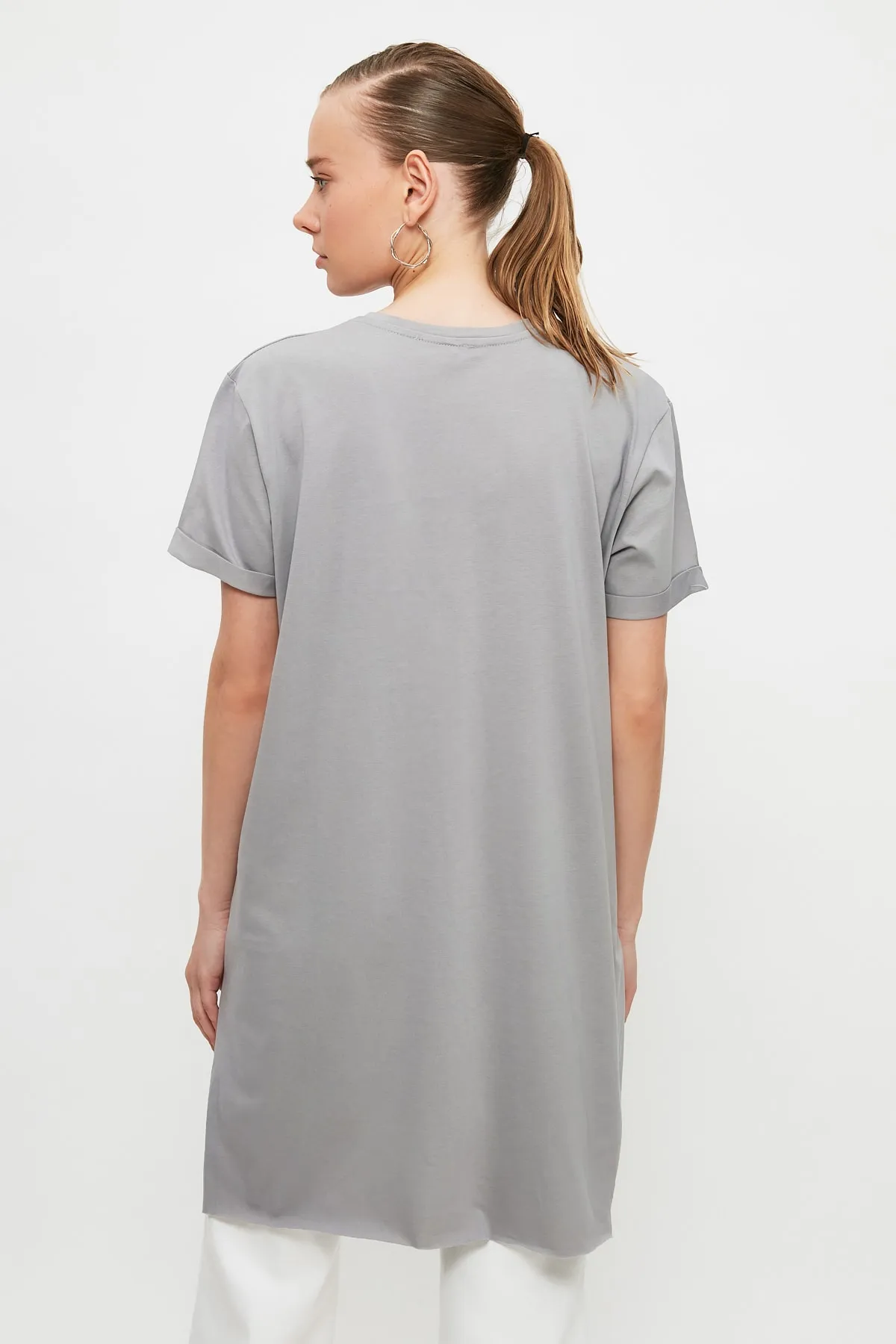 Trendyol Modest  Graues Basic-Kurzarm-Single-Jersey-T-Shirt mit Schlitz aus 100 % Baumwolle TCTSS21TN0056
