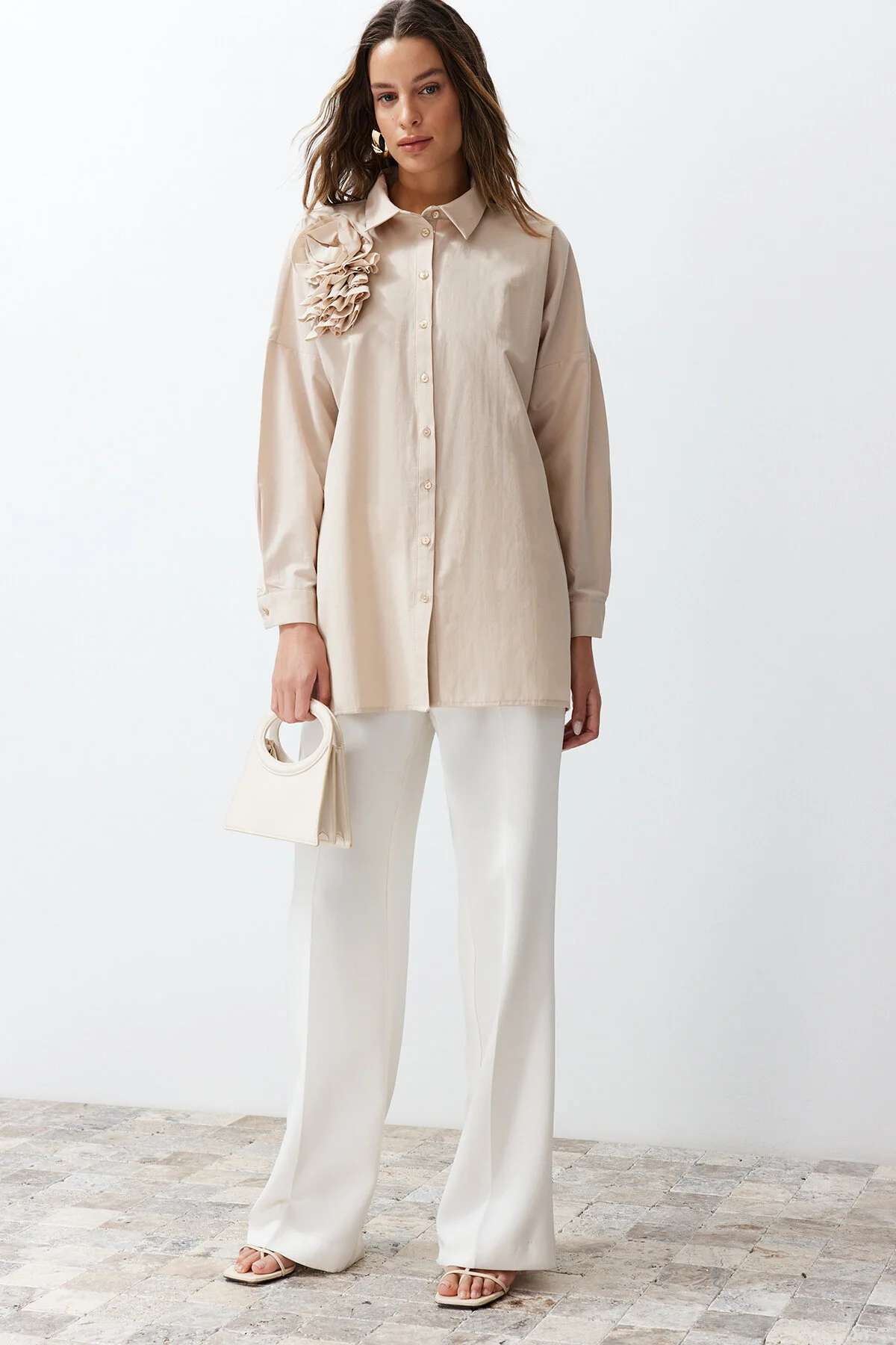 Trendyol Modest  Gewebtes Hemd aus Baumwolle mit Steinapplikation und Blumendetail TCTSS24TG00030