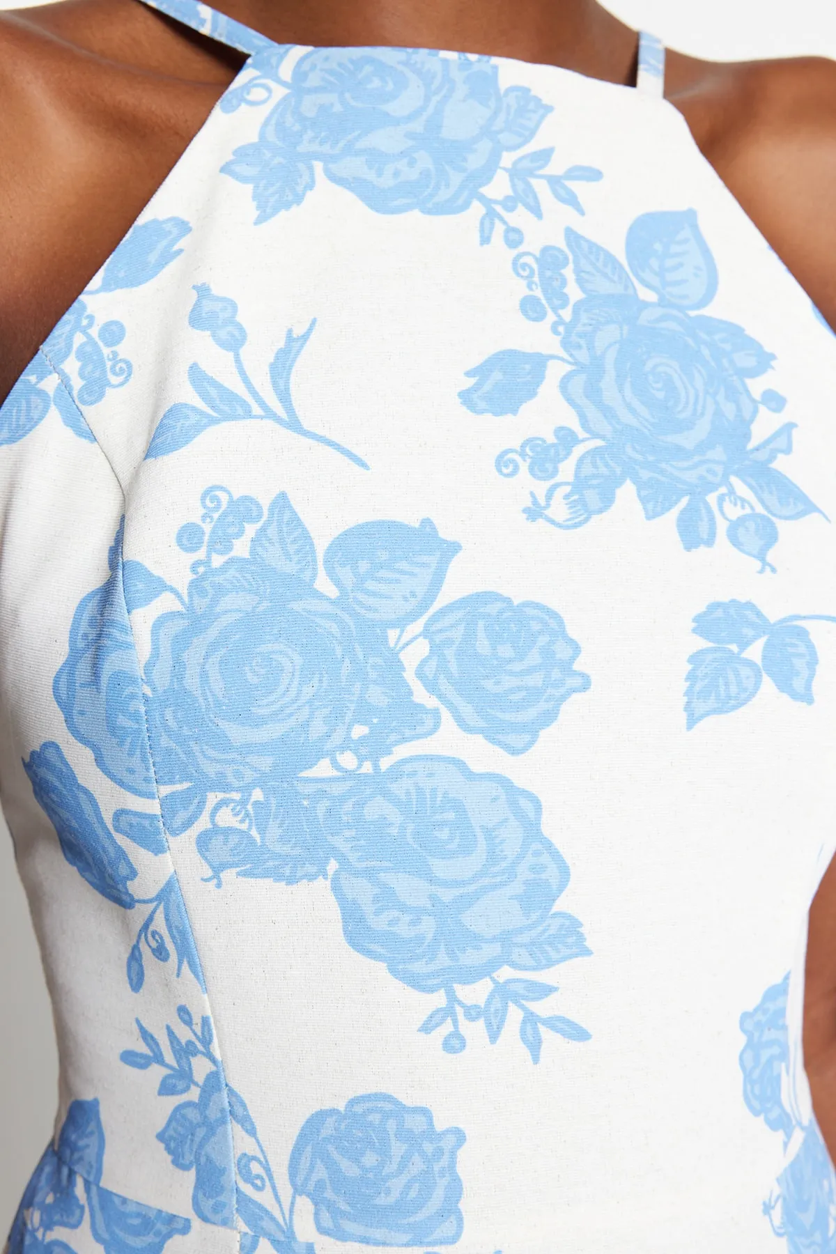 Trendyol Collection  Blaues, gemustertes, gewebtes Minikleid mit Neckholder und Taille TWOSS23EL00565