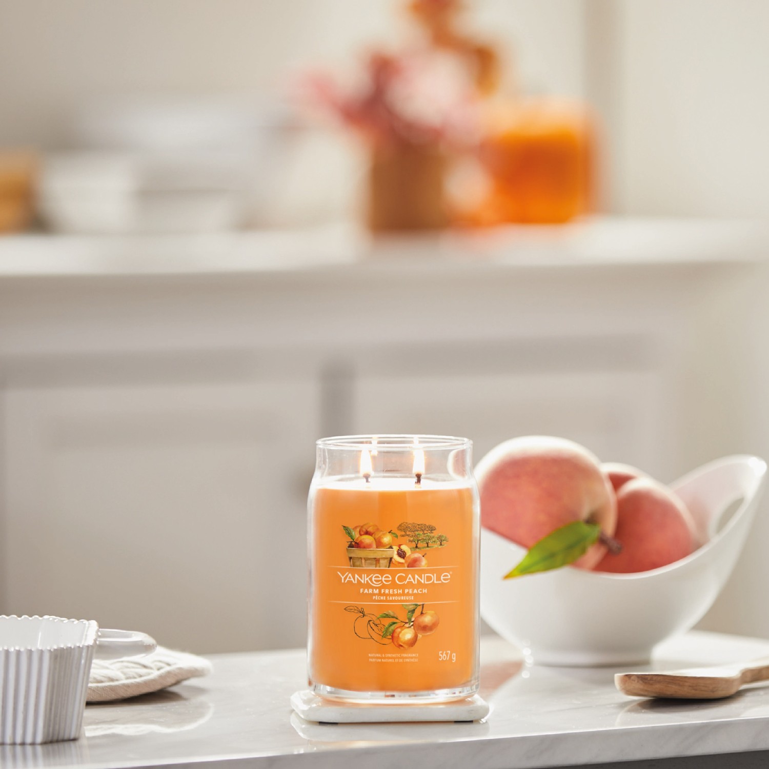 Vela Yankee Candle, frasco grande de aroma a durazno delicioso.