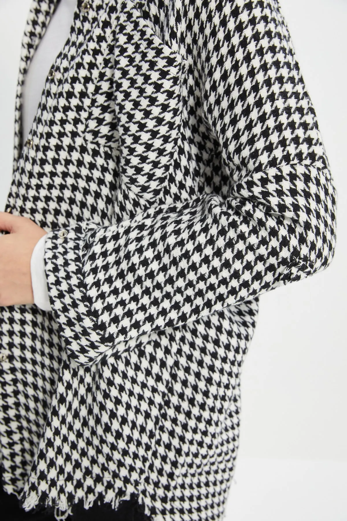 Trendyol Collection  Schwarzes Sakkohemd mit Hahnentrittmuster und Rock - Dirty Finish, gewebt TWOAW20GO0159