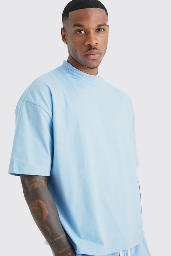 Kurzes Oversize T-Shirt und Shorts