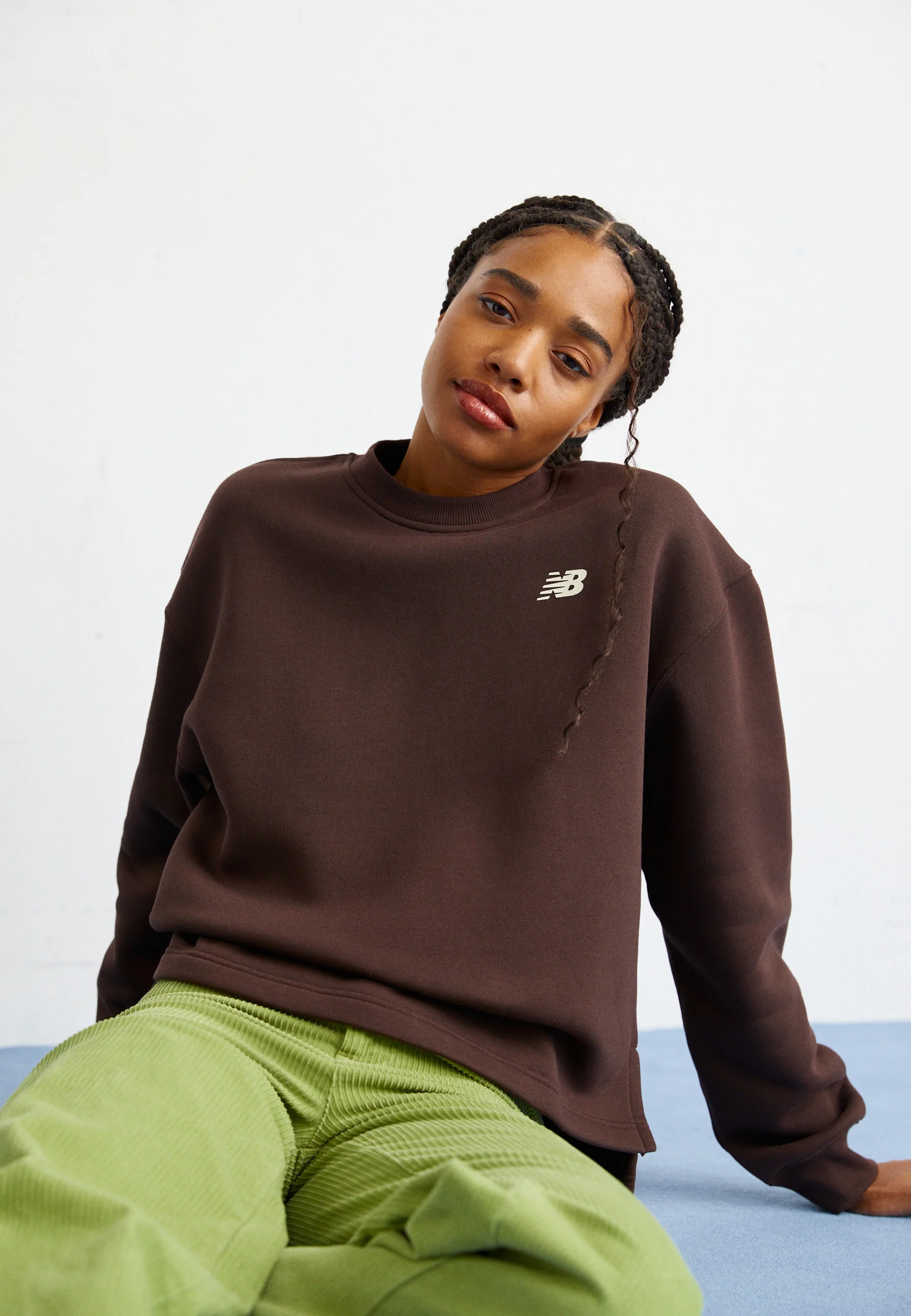 Sudadera New Balance LINEAR HERITAGE con cuello redondo y espalda cepillada