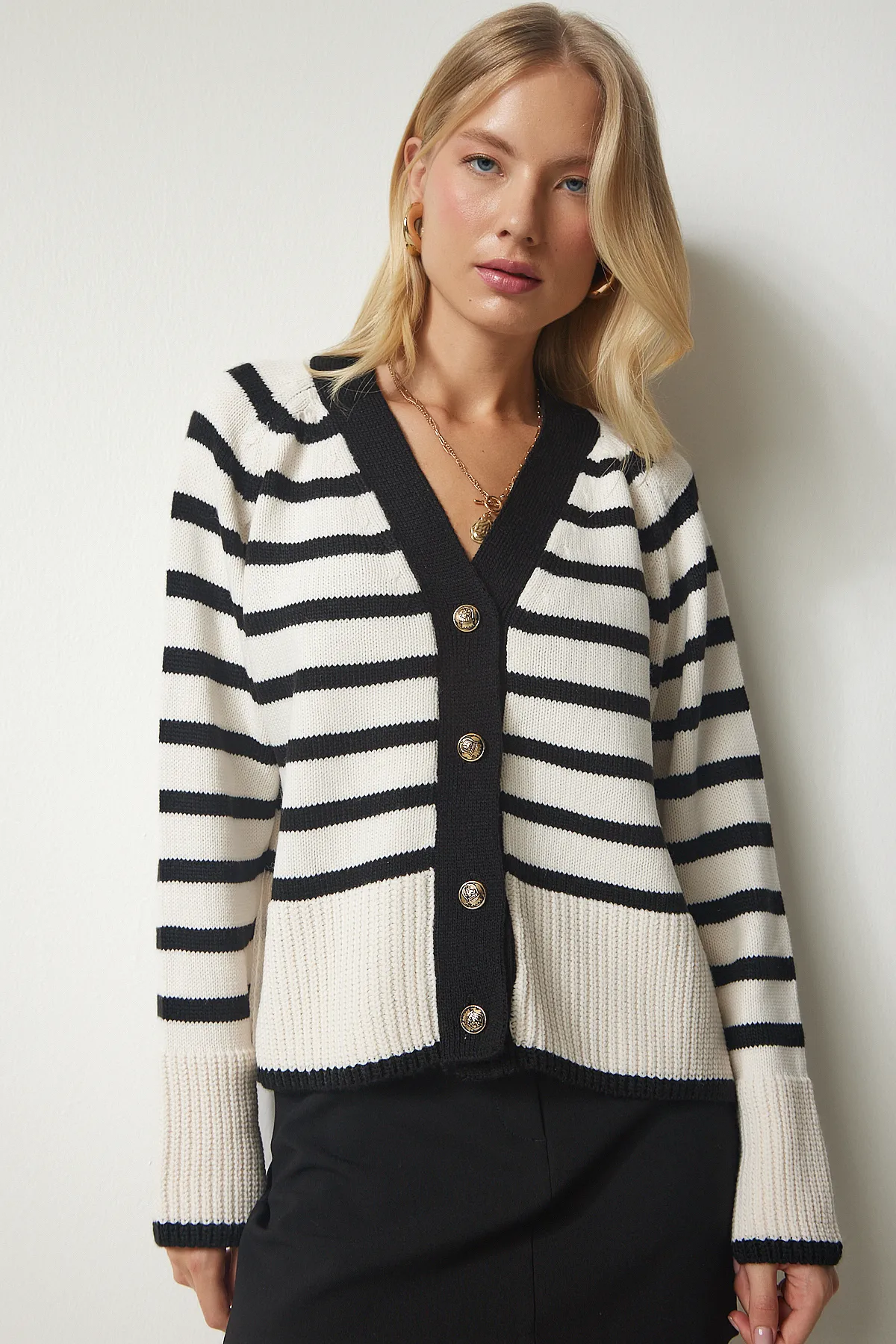 Happiness İstanbul  Cremefarbene Strickjacke mit Streifen und Metallknöpfen für Damen, BP00149