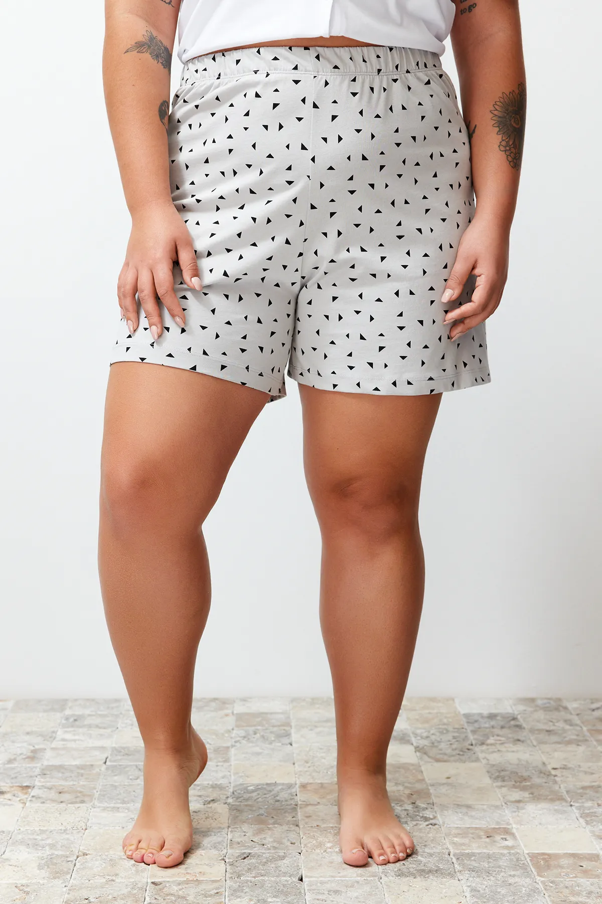 Trendyol Curve  Grau-weißes gestricktes Paar-Pyjama-Set mit Hemdkragen TBBSS24AI00043