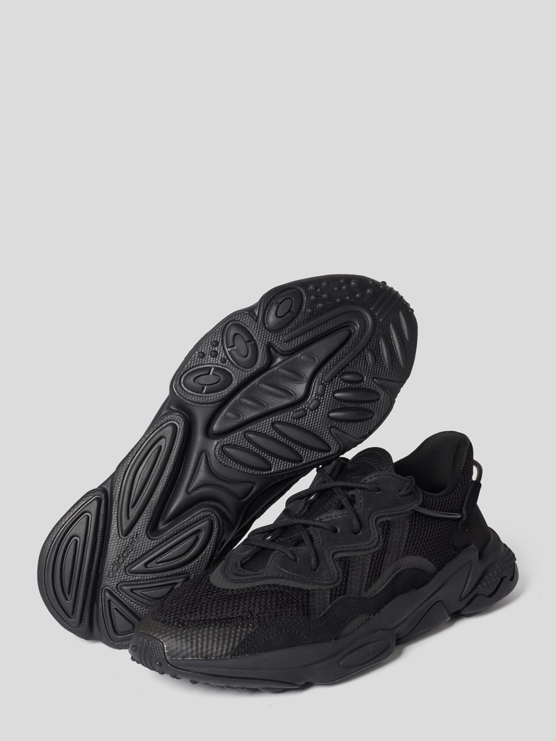Sneaker mit Label-Details in schwarz