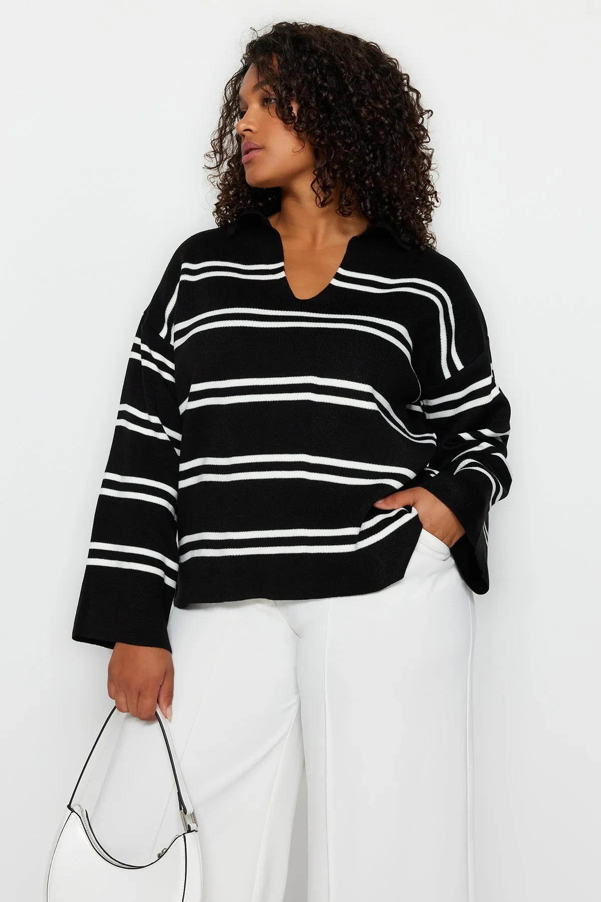 Trendyol Curve  Schwarz gestreifter Strickpullover TBBAW24AN00013