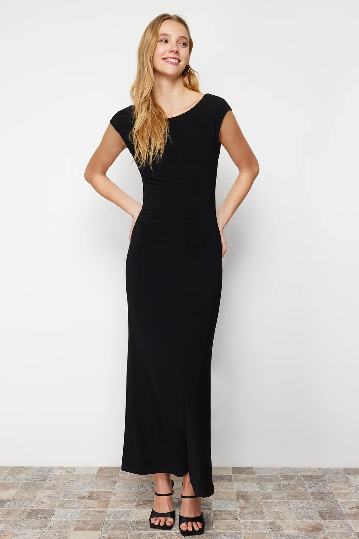 Trendyol Collection  Schwarzes rückenfreies, tailliertes/tailliertes Maxi-Bleistiftkleid aus flexiblem Strick TWOSS24EL00090