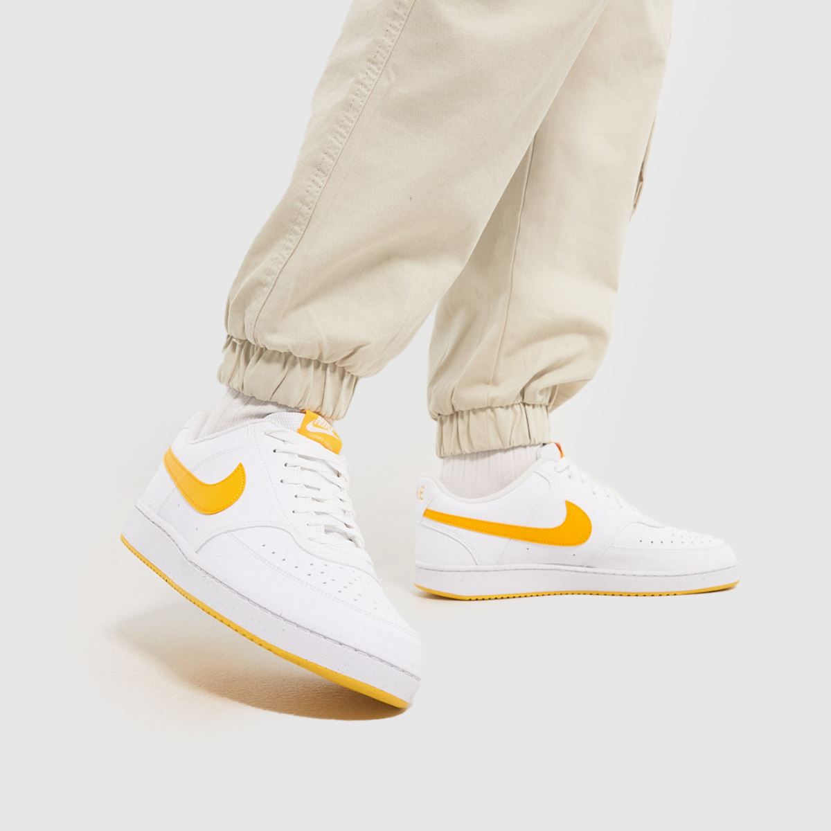 Nike Court Vision – Vita och gula träningsskor