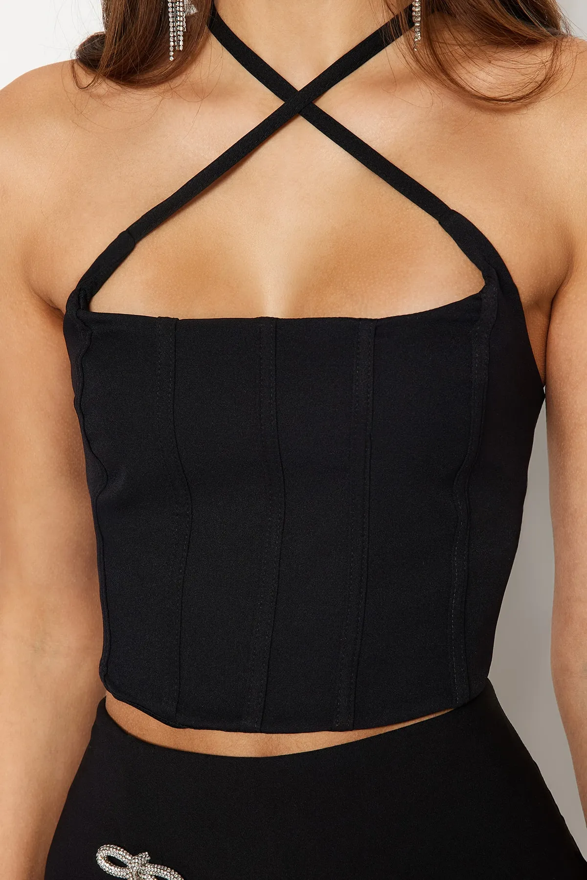 Trendyol Collection  Schwarzes, bauchfreies, gefüttertes Bustier aus Webstoff TPRSS23BS00037