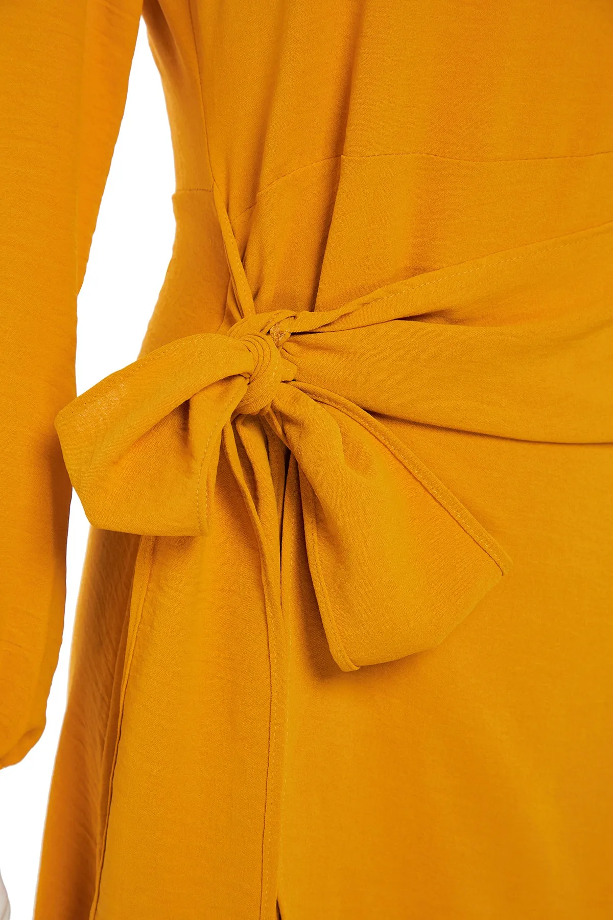 Trendyol Modest  Gelbes Aerobin-Gewebtes Kleid mit Bindedetail TCTSS23EB00140