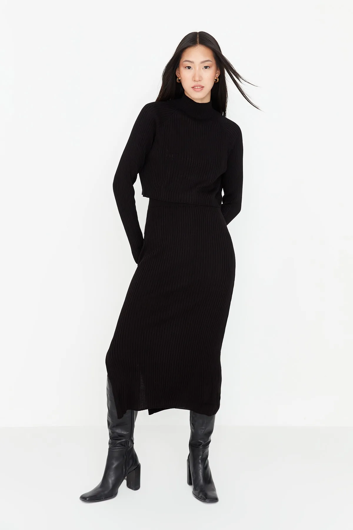 Trendyol Collection  Schwarzes, kurzes Basic-Set aus Strickoberteil und -unterteil mit Rock TWOAW23AU00170