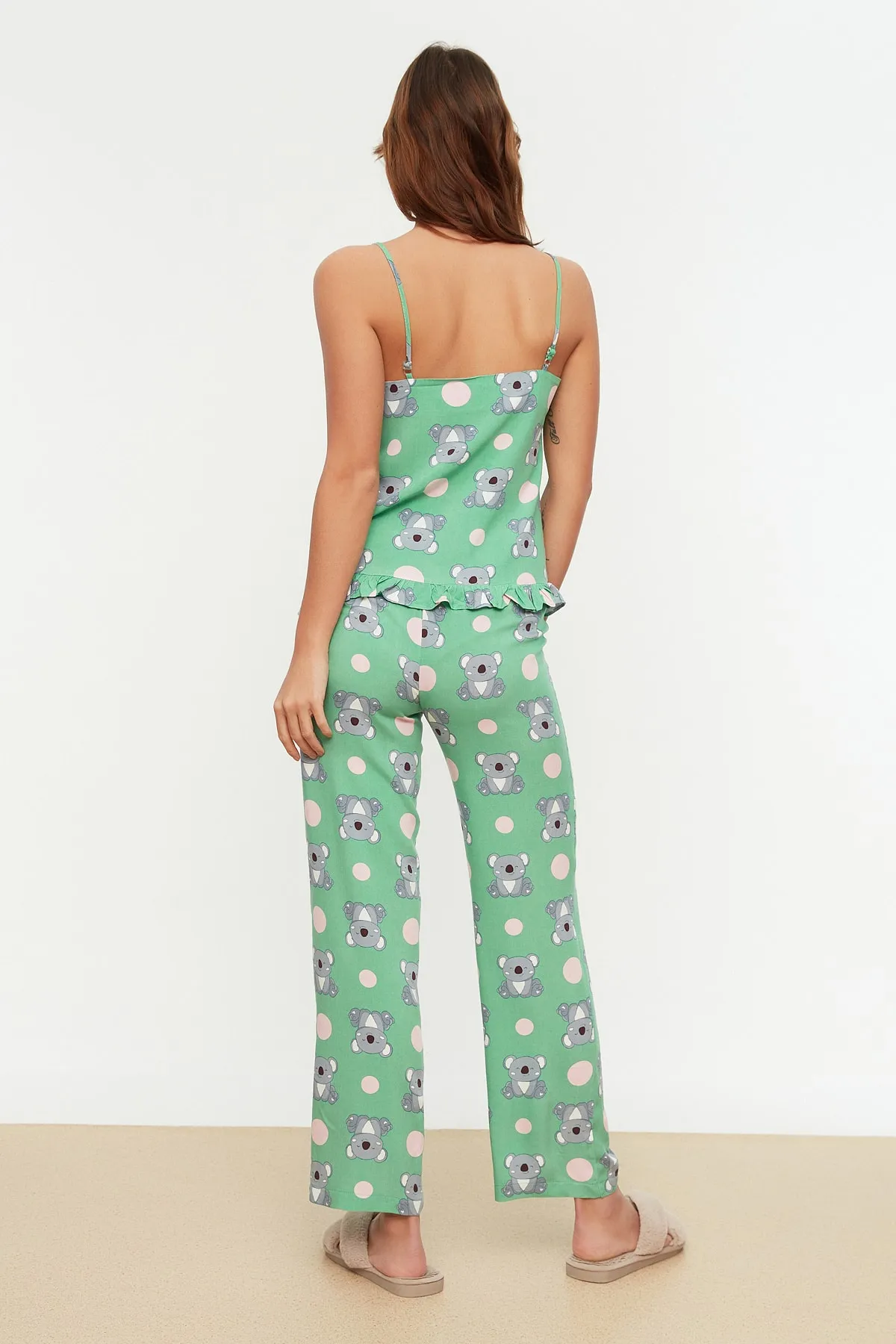 Trendyol Collection  Grünes Pyjama-Set aus Viskosegewebe mit Rüschen und Seilträgern, Koala-Muster, THMSS21PT0475