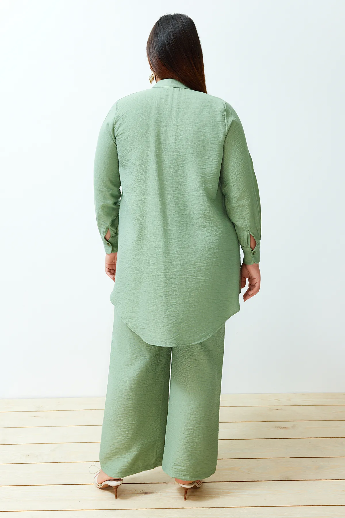 Trendyol Modest  Grüner, halb verdeckter Knopfleiste an den Schultern und detaillierte Tunika-Hose aus Webstoff TCTSS22US0098