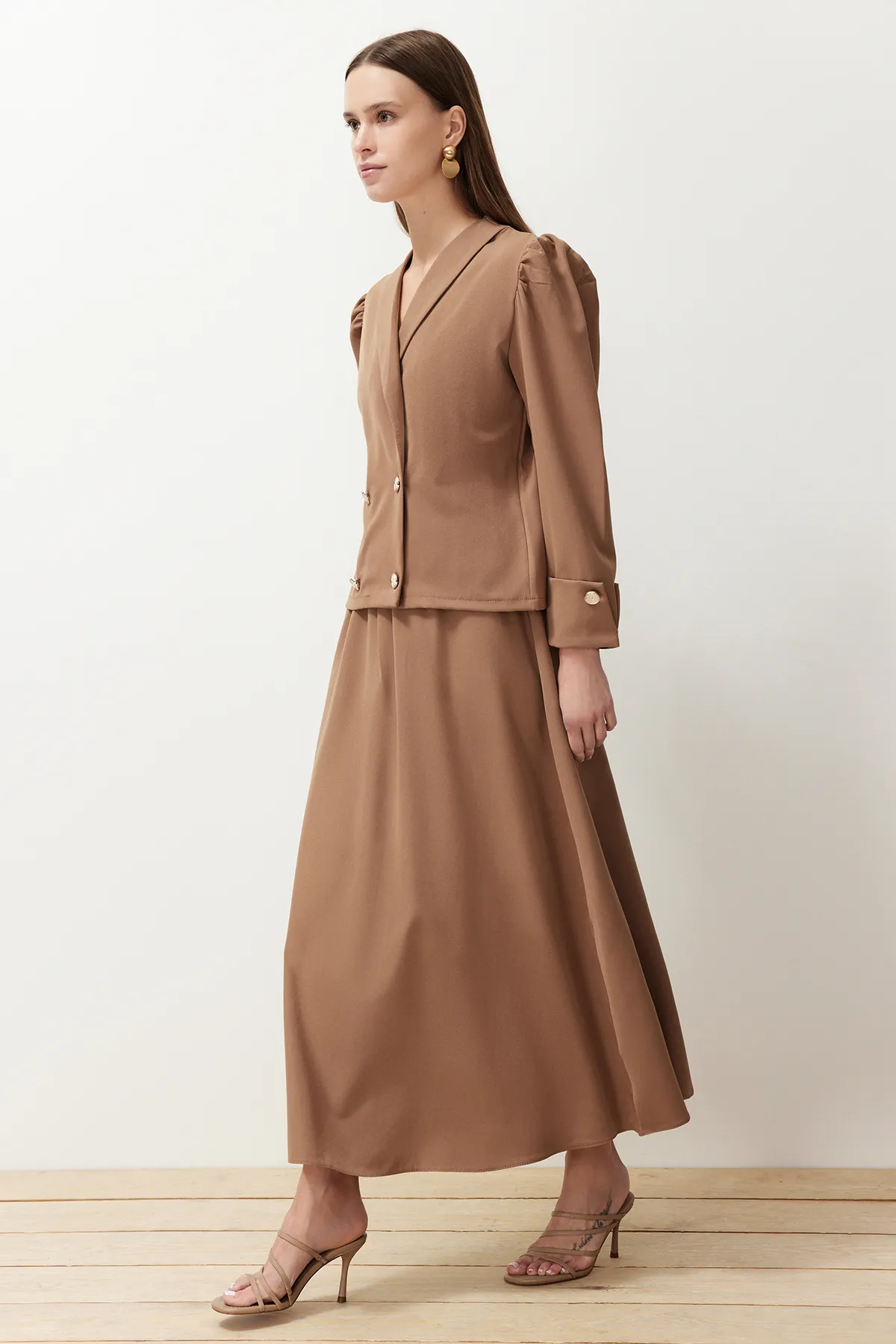Trendyol Modest  Set aus Jacke, Rock, Oberteil und Unterteil aus gewebtem Nerzstoff TCTSS24US00063