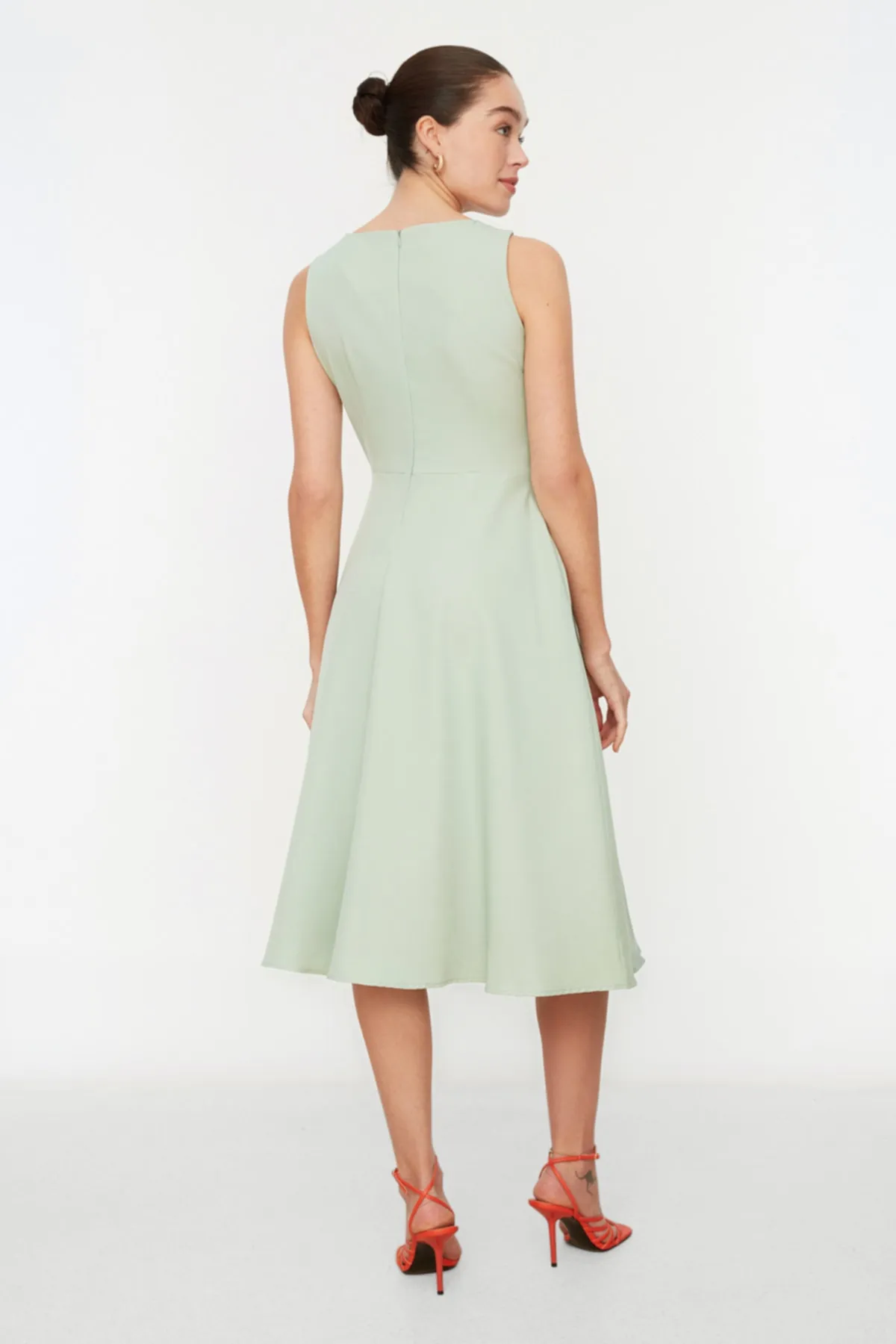 Trendyol Collection  Mintfarbenes, gewebtes, plissiertes Midi-Kleid mit Taillenbund TWOSS20EL0980