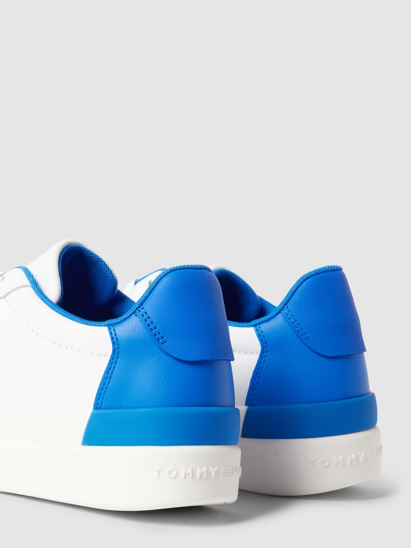 Sneaker mit Kontrastbesatz in weiß