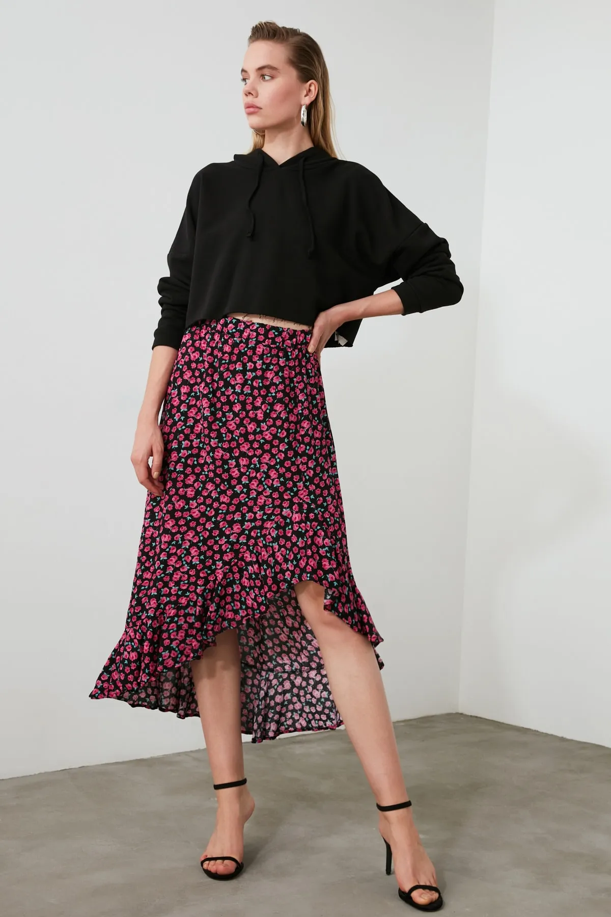Trendyol Collection  Asymmetrischer, floral gemusterter, gewebter Midi-Rock aus Viskosestoff mit rosa Saum TWOSS20ET0166
