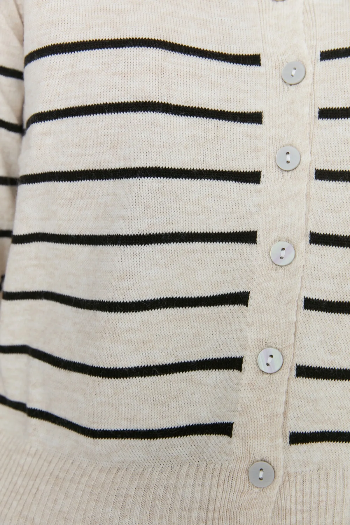 Trendyol Collection  Beigefarbene Strickjacke mit Rollkragen