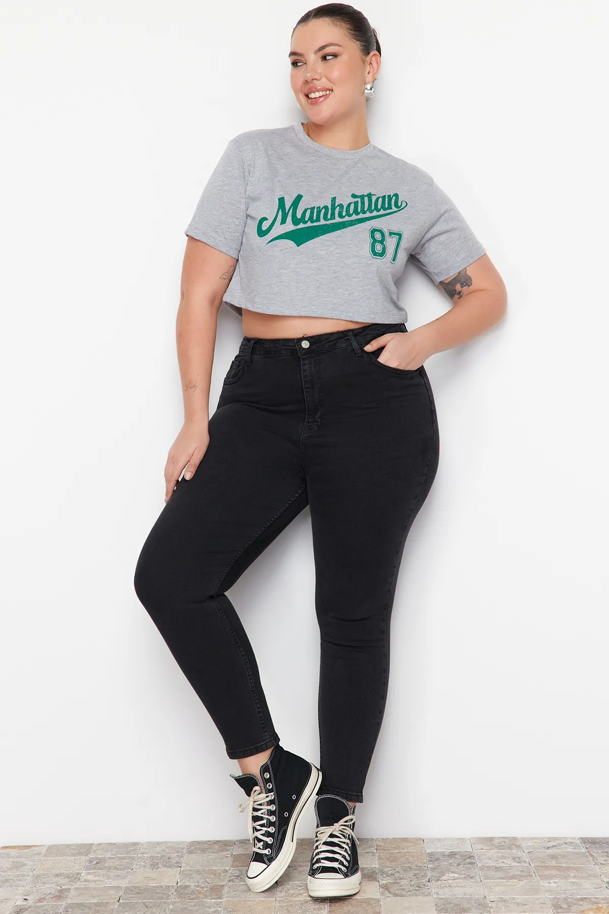 Trendyol Curve  Anthrazitfarbene Röhrenjeans mit hoher Taille TBBAW23JE00003