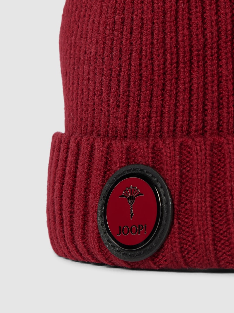 Beanie mit Label-Patch Modell 'Francis' in rostrot