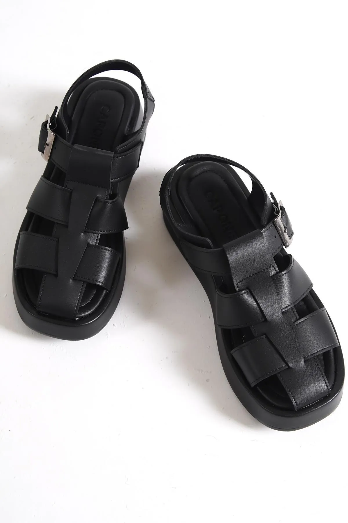 Capone Outfitters  Capone Gladiator Riemchen-Keilabsatz, schwarze Damen-Flatform-Sandalen