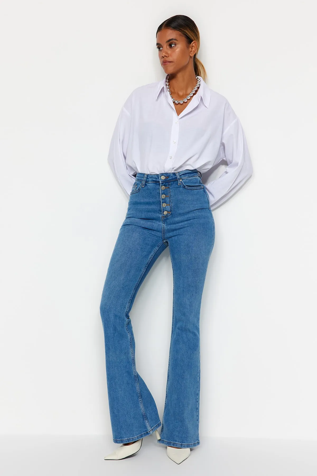 Trendyol Collection  Hellblaue Schlagjeans mit Knopfleiste und hoher Taille TWOSS20JE0111