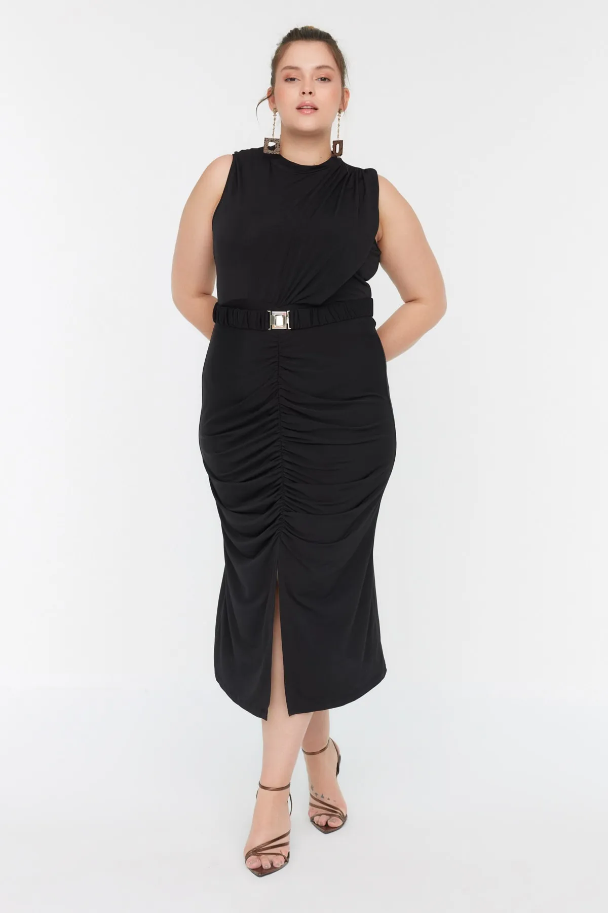 Trendyol Curve  Schwarzes, drapiertes und geschlitztes Strickkleid mit Gürtel TBSSS22AH00008