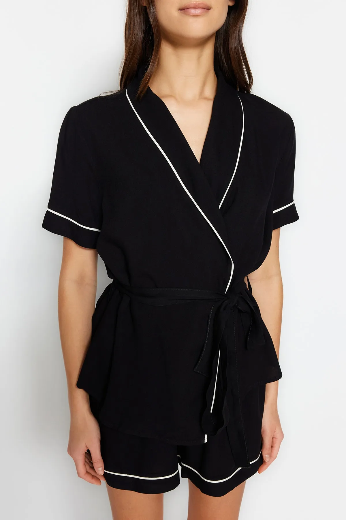 Trendyol Collection  Schwarzes Pyjama-Set aus Viskose mit Hemd und Shorts, mit Gürtel und Paspelierung THMSS23PT00203