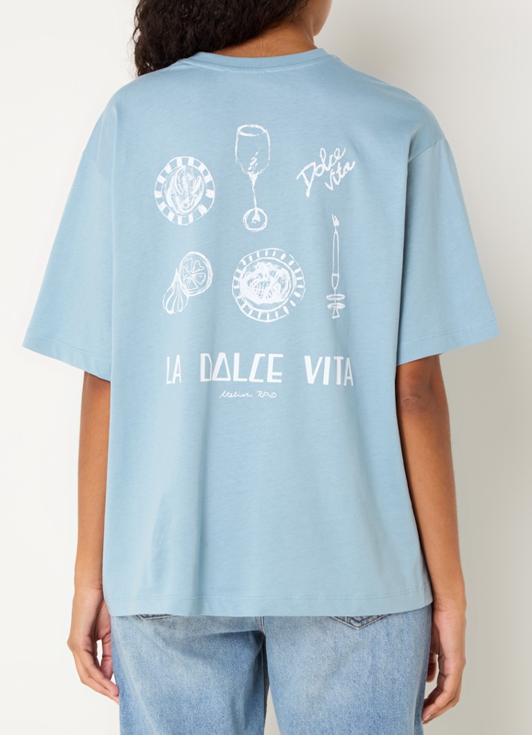 T-shirt Maggy del marchio Refined Department con stampa su entrambi i lati.