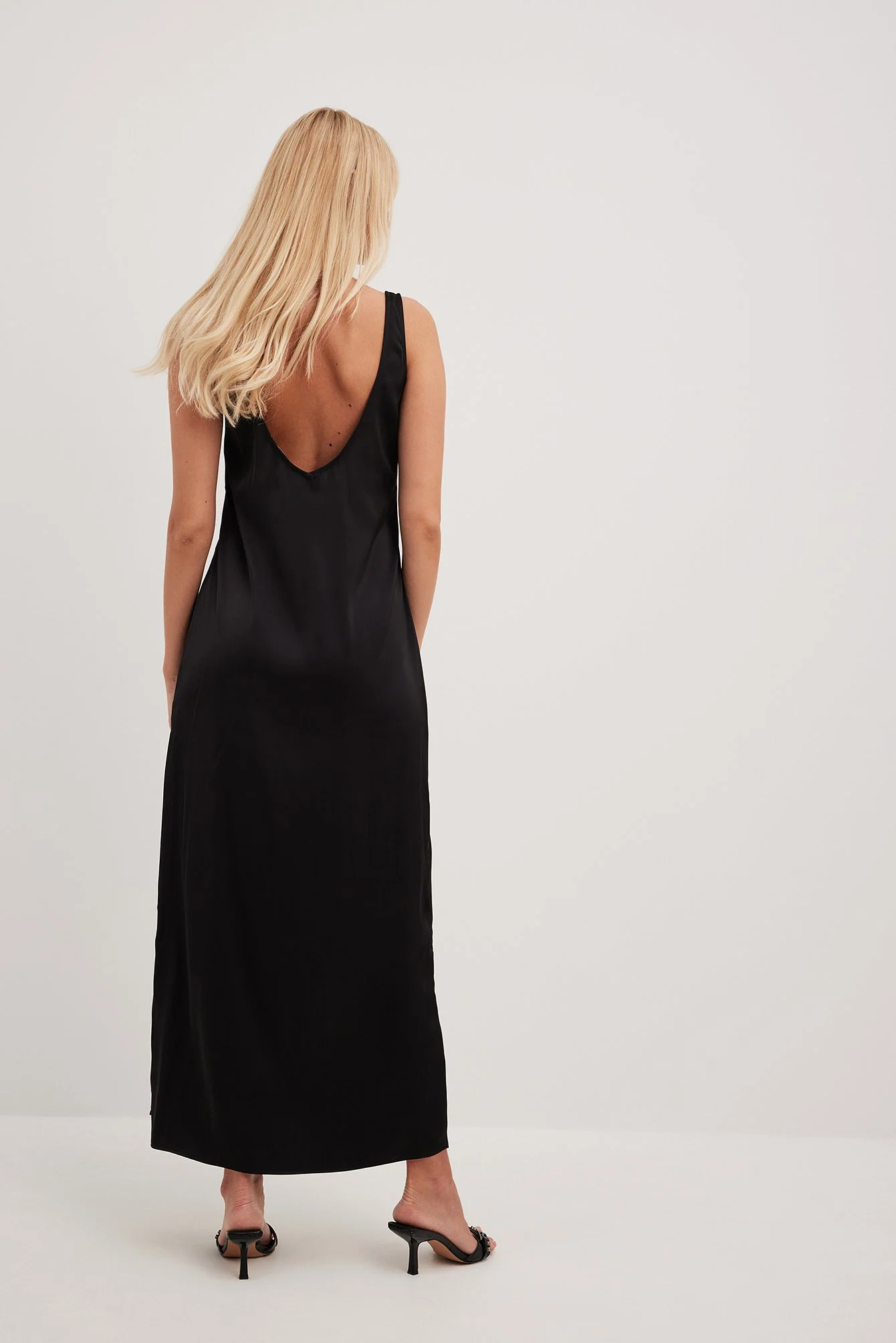 Maxikleid aus Satin mit Schlitzdetail