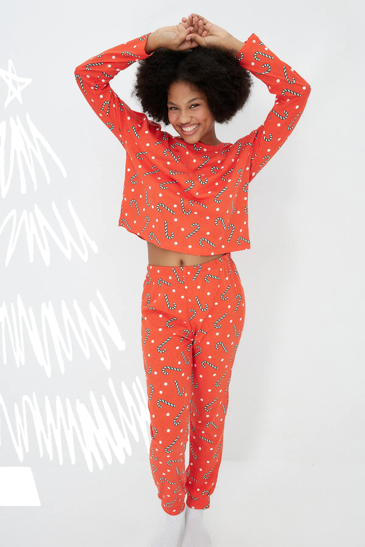 Trendyol Collection  Rotes T-Shirt-Jogger-Strickpyjama-Set aus 100 % Baumwolle mit Neujahrsmotiv THMAW21PT0771