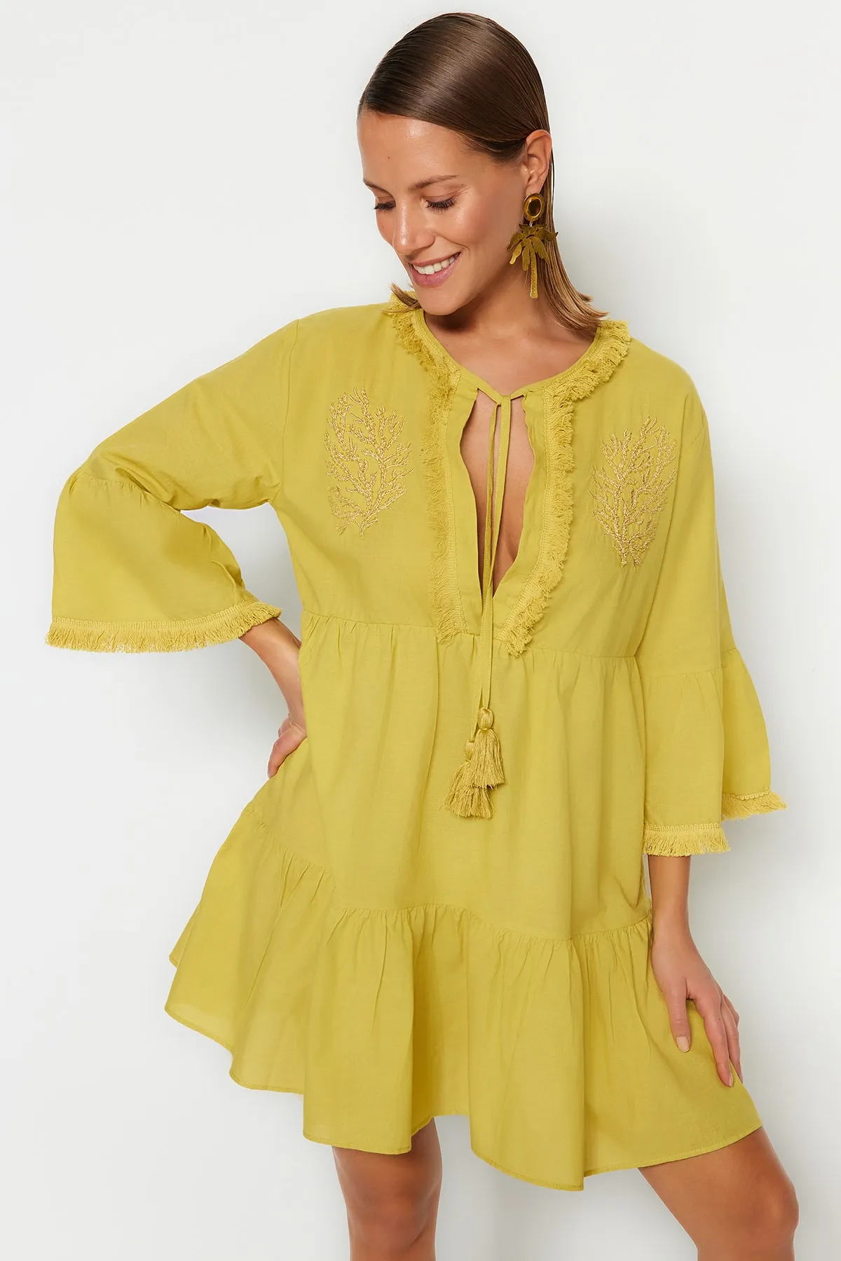 Trendyol Collection  Ölgrünes, gewebtes, besticktes Mini-Strandkleid aus 100 % Baumwolle TBESS21EL1351