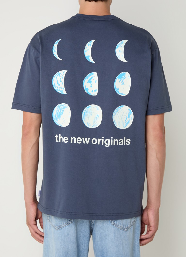 The New Originals 9 Moon Phases -t-paita, jossa on logo ja painatus takana
