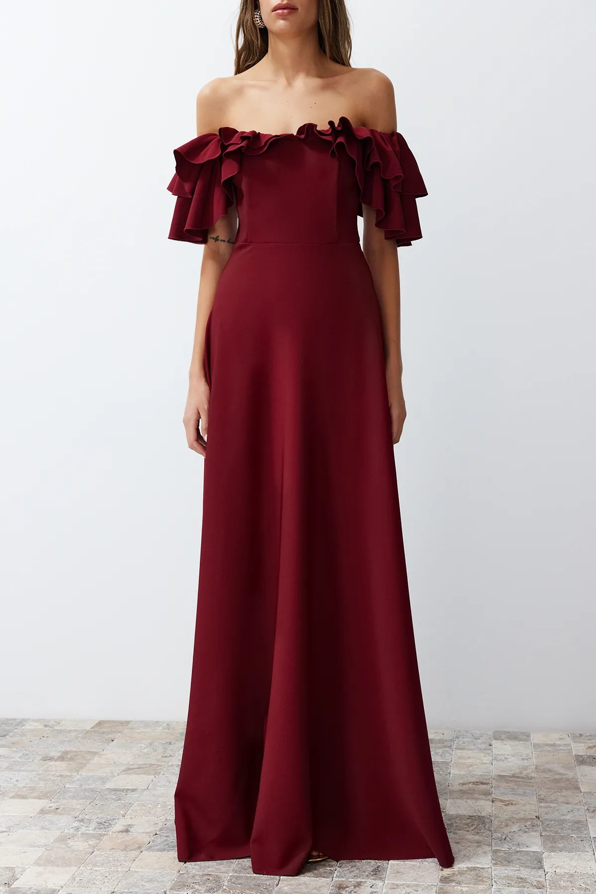 Trendyol Collection  Langes Abendkleid mit bordeauxroter Taillenöffnung/Skater-Webvolants TPRSS24AE00054