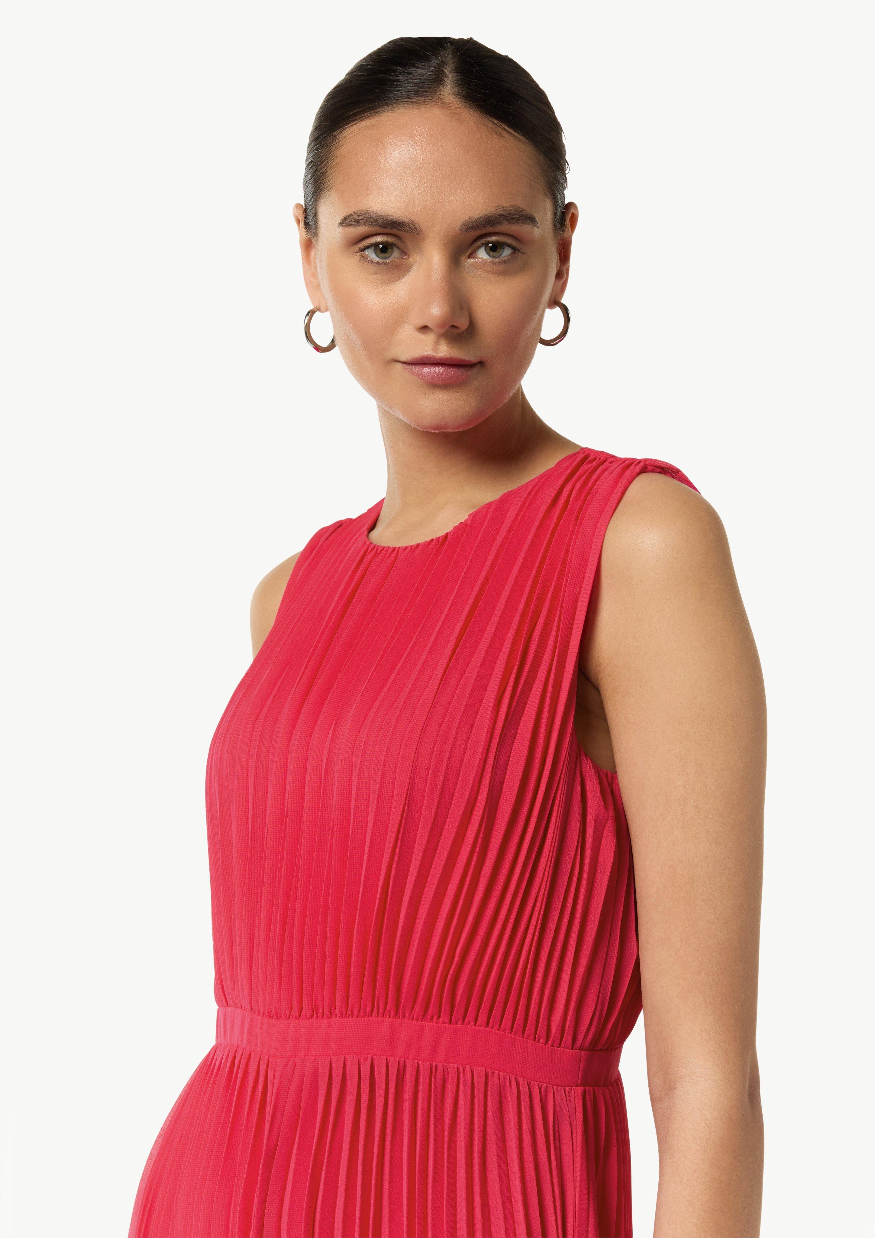 Plissiertes Maxi-Kleid mit Rundhalsausschnitt - pink