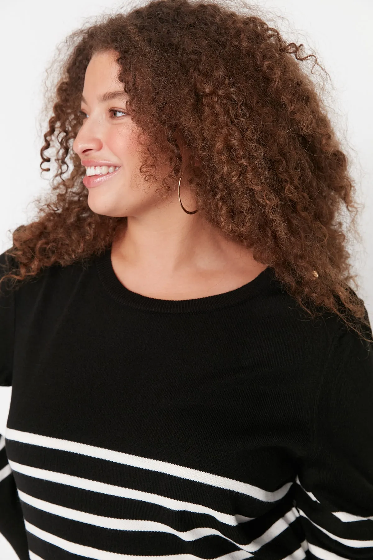 Trendyol Curve  Schwarz gestreifter Strickpullover mit Rundhalsausschnitt TBBAW23AN00119