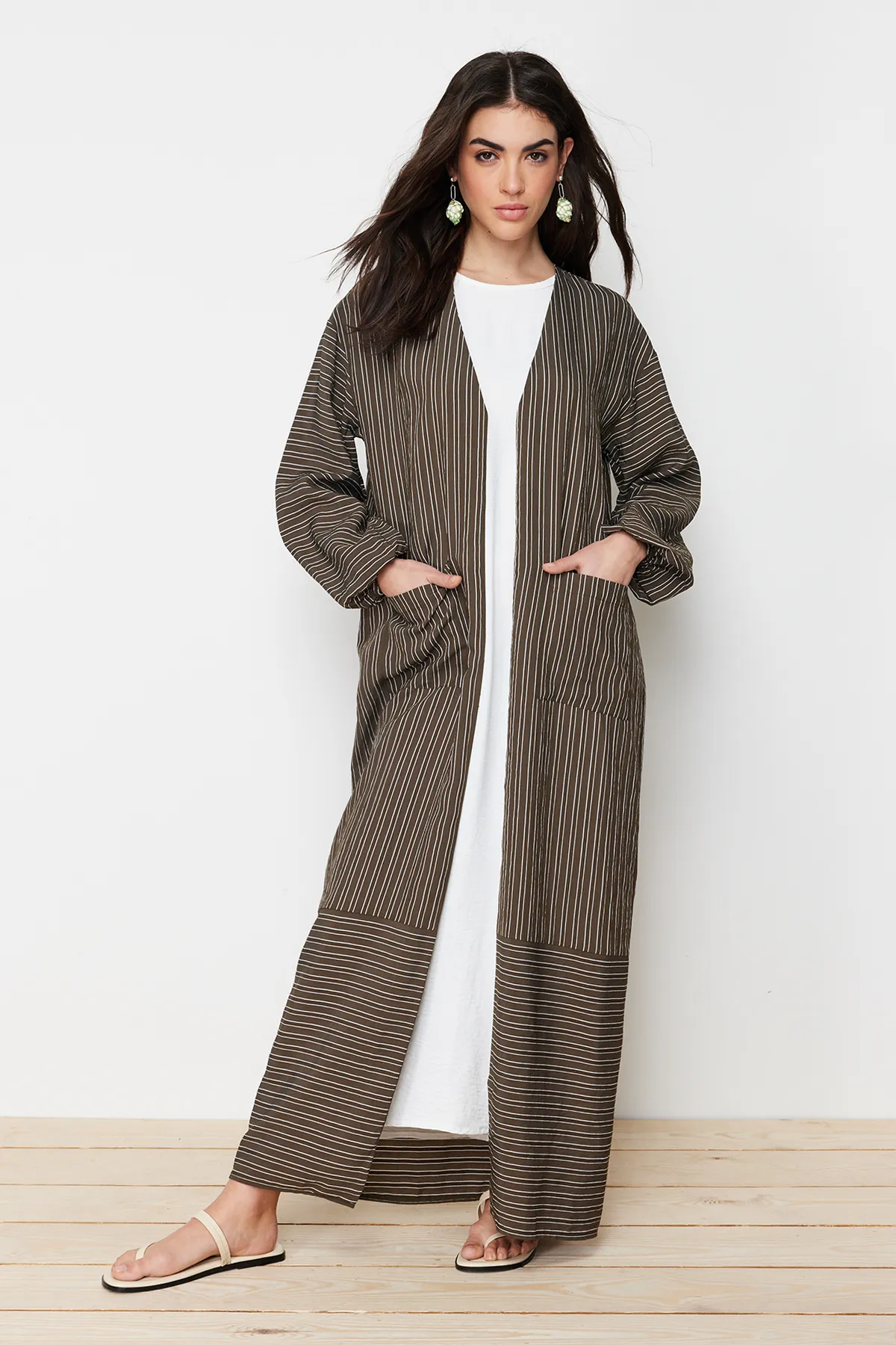 Trendyol Modest  Khakifarbene lange, gestreifte, gewebte Mütze in Leinenoptik & Ferace & Abaya TCTSS24KF00003