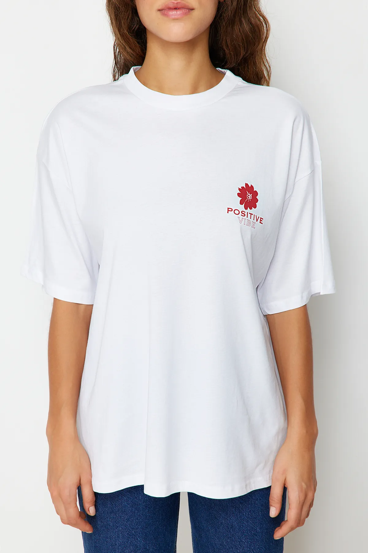 Trendyol Collection  Weißes Strick-T-Shirt mit Rundhalsausschnitt aus 100 % Baumwolle mit Aufdruck auf der Rückseite und weiter Passform TWOSS23TS00321