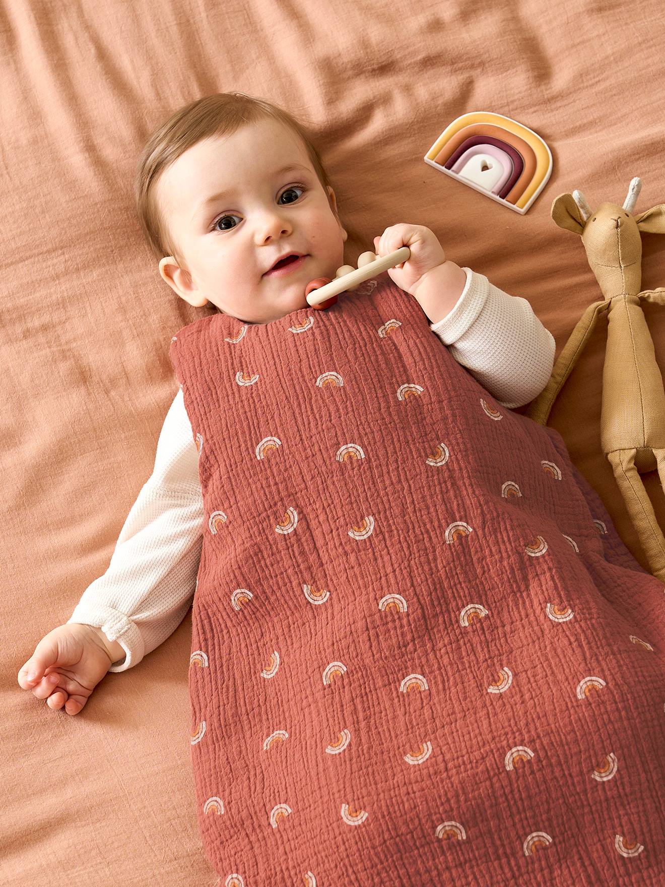 Vertbaudet Bio-Kollektion: Ärmelloser Baby Schlafsack HAPPY SKY personalisierbar - ziegel bedruckt regenbogen