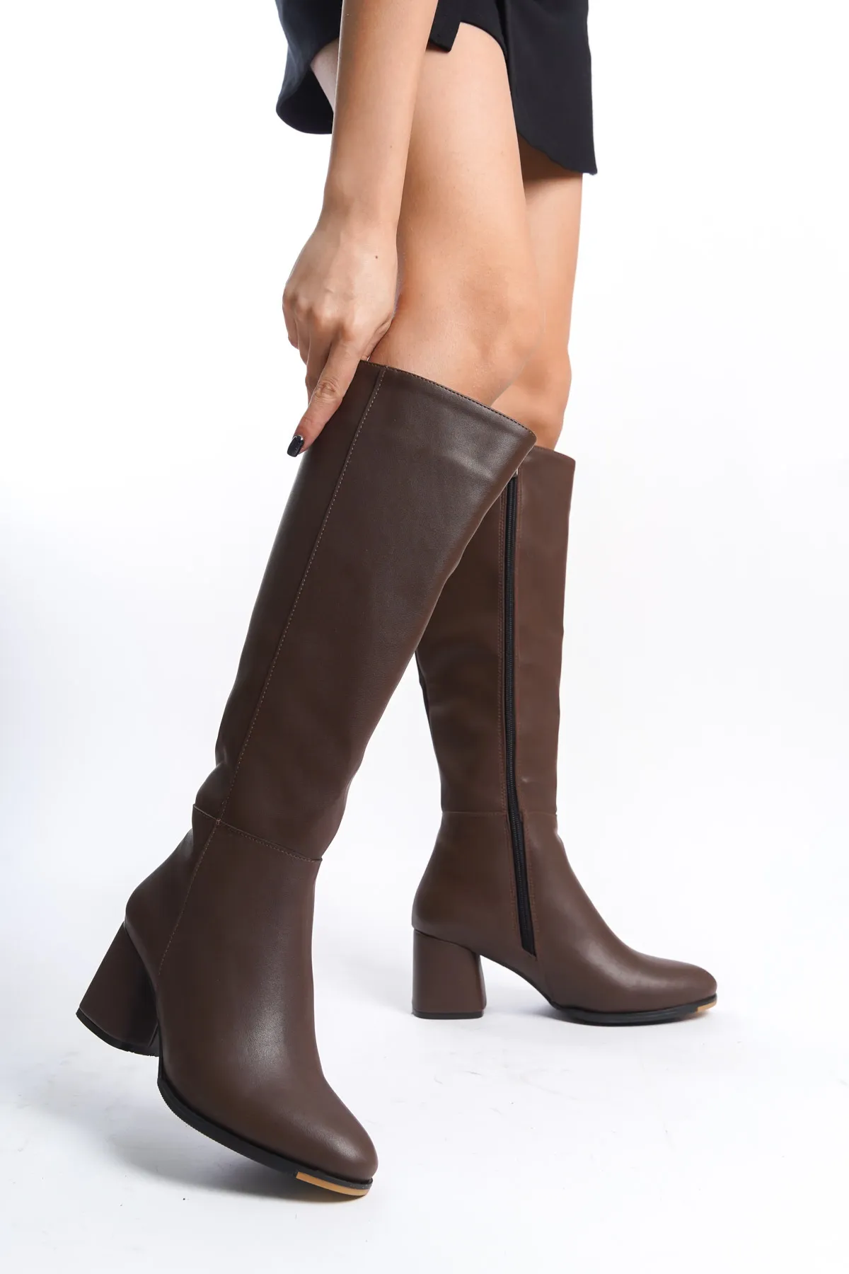 Capone Outfitters  Damenstiefel mit ovaler Spitze und seitlichem Reißverschluss und Absatz