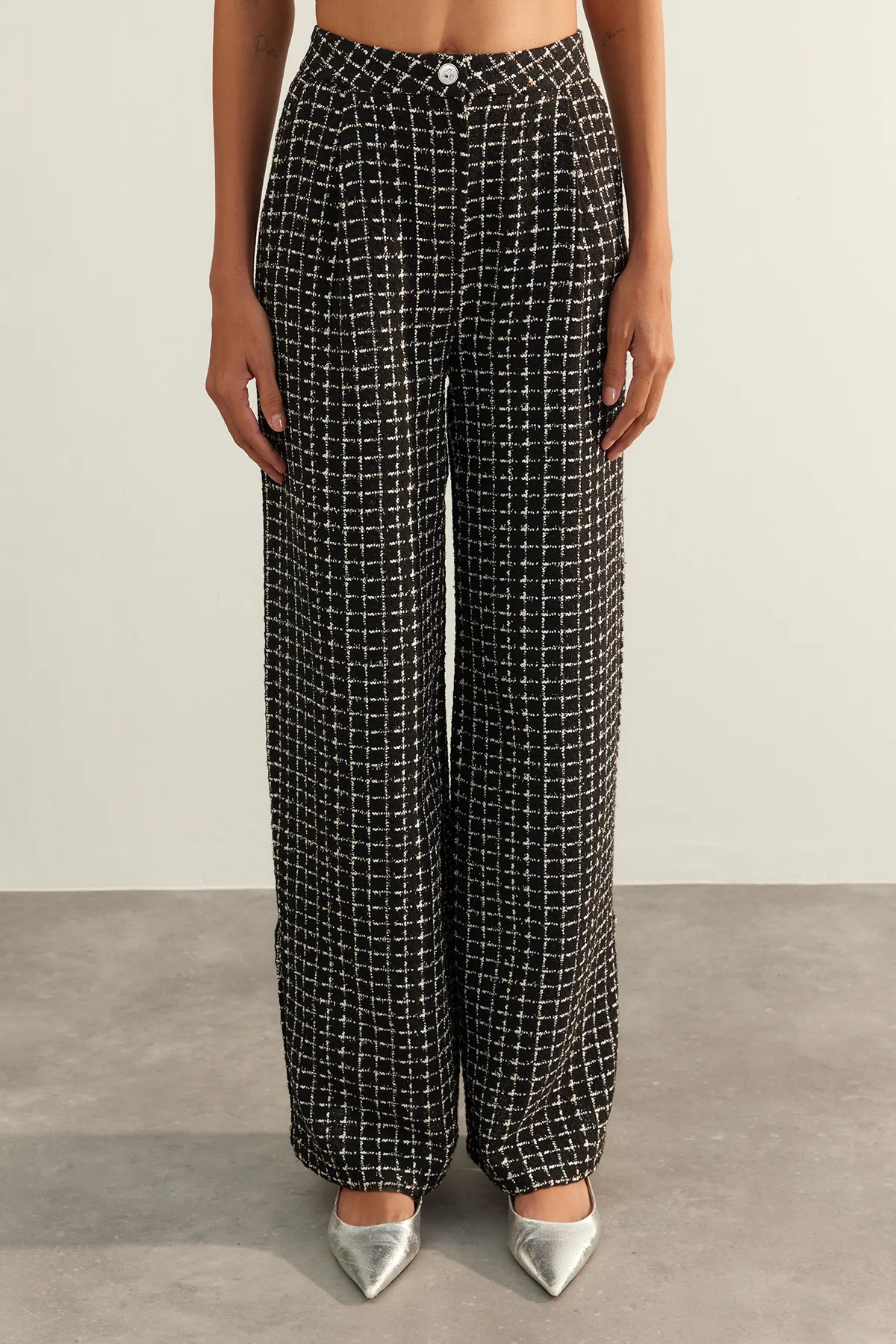 Trendyol Collection  Schwarze, limitierte Palazzo-Hose mit extra weitem Bein und Tweed-Karomuster aus Webstoff TWOAW24PL00286