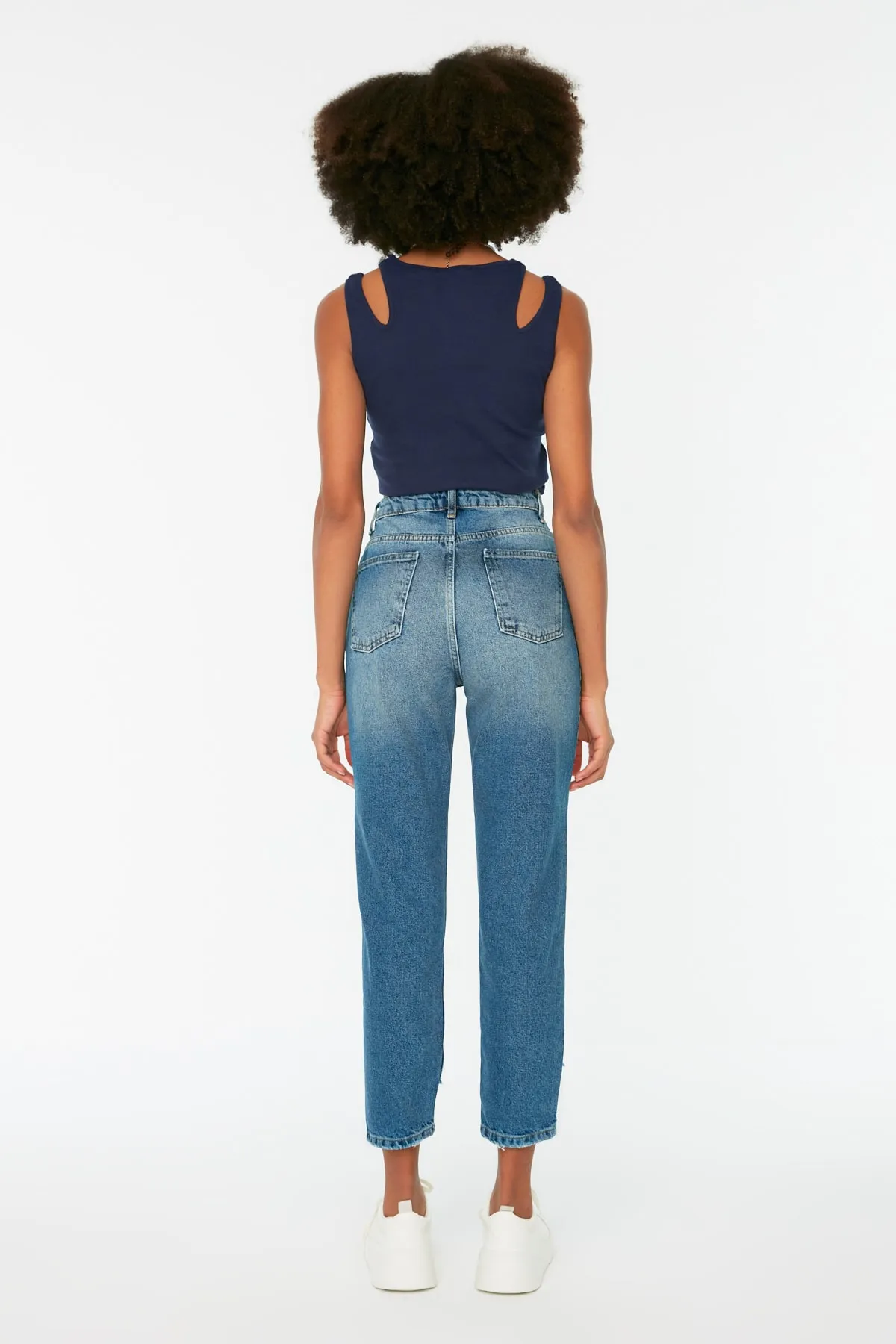 Trendyol Collection  Blaue High Bel Mom-Jeans TWOSS22JE0381