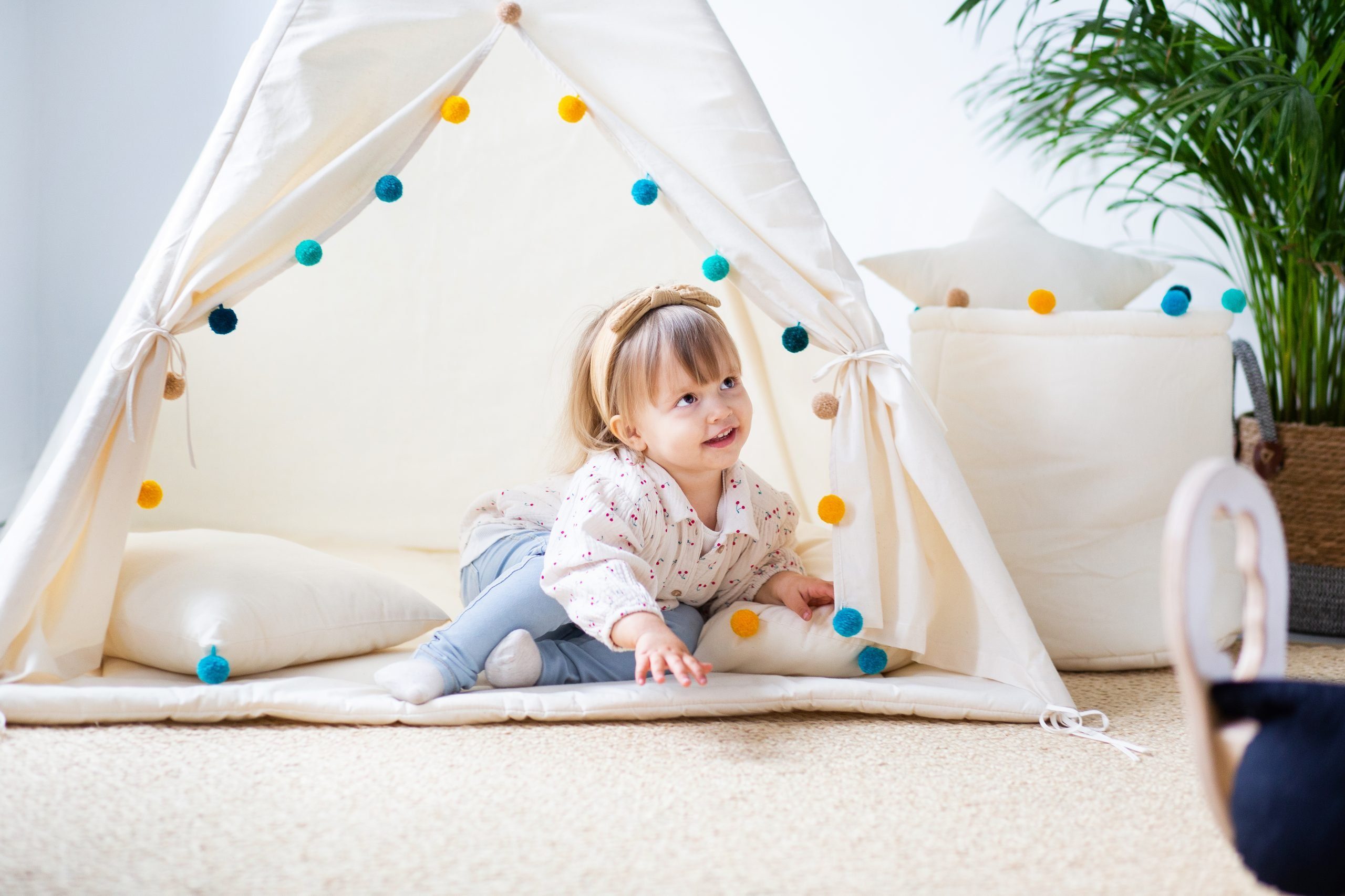 Rainbow Kids Tipi-Zelt Pompons, Personen: 2 (mit Zubehör, 8 tlg., mit 4 Kissen, Matte, Spielzeugkorb und Wimpelkette)