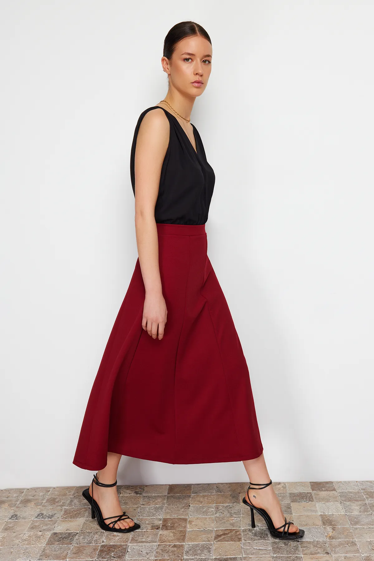 Trendyol Collection  Weinroter ausgestellter Maxi-Strickrock mit Stretch TWOSS24ET00156