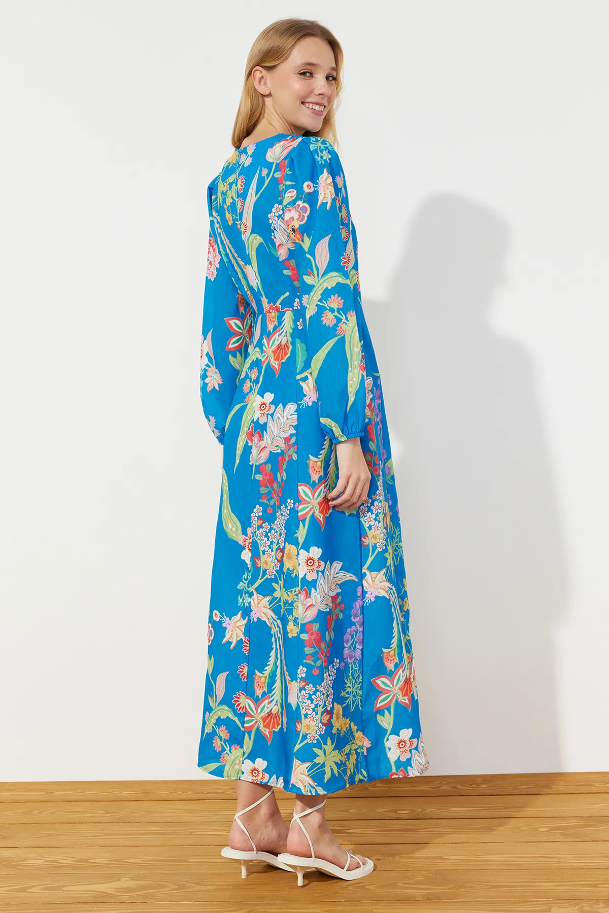 Trendyol Modest  Saks-Kleid in gewebter Leinenoptik mit Blumenmuster TCTSS24EB00102
