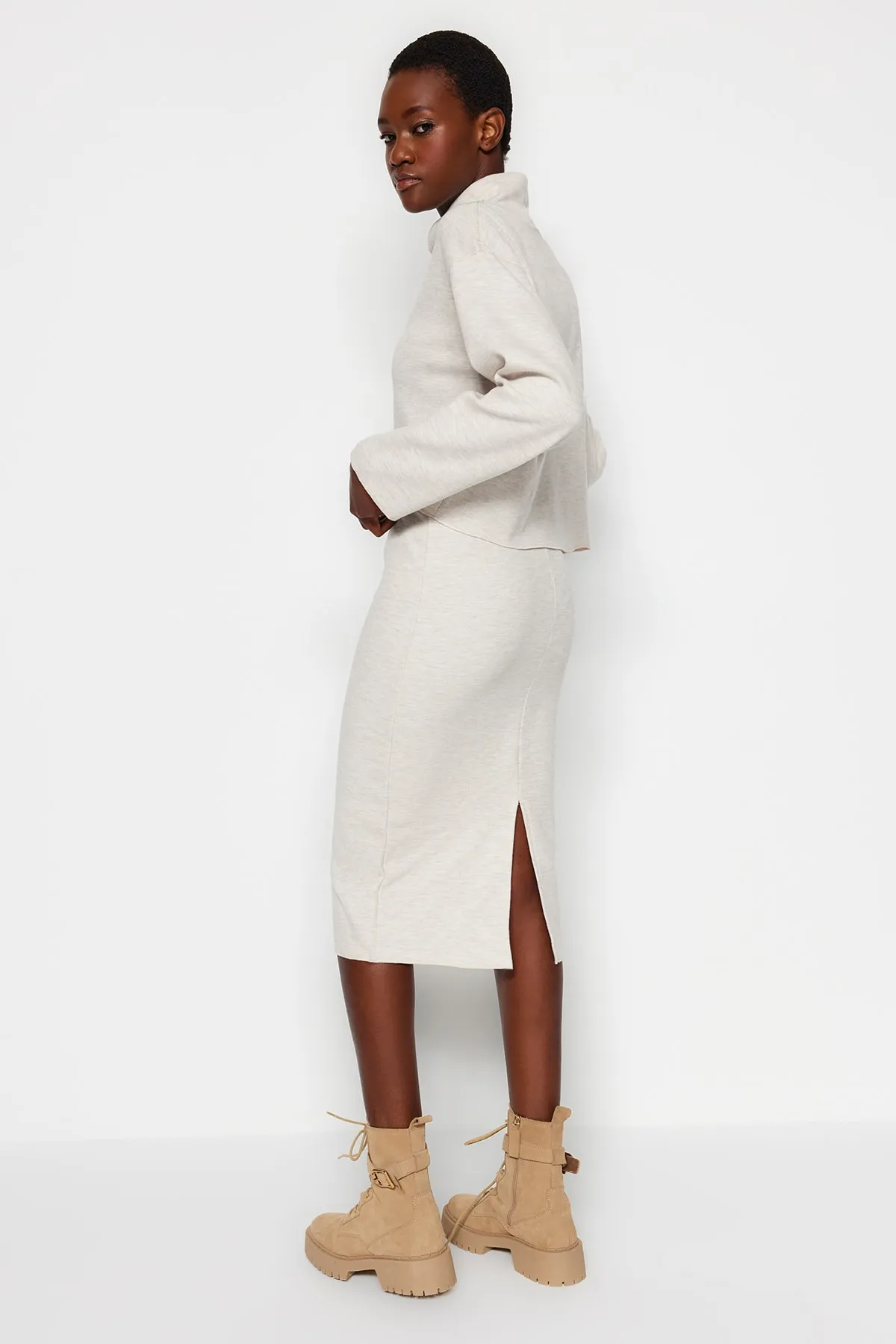 Trendyol Collection  Beigefarbener Midi-Bleistift-Strickrock Thessaloniki/Strickoptik mit normaler Taille TWOAW24ET00030