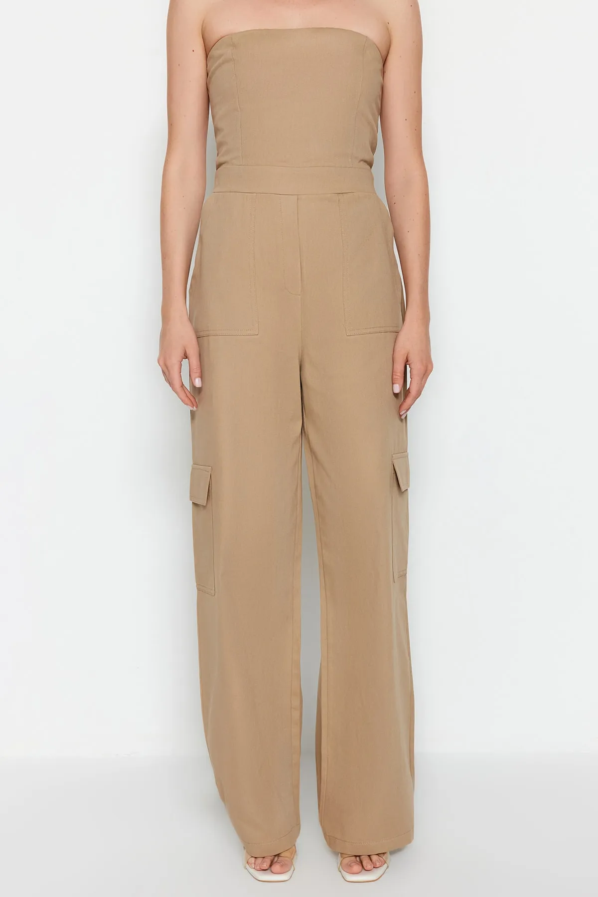 Trendyol Collection  Kamelfarbener, gewebter Jumpsuit mit trägerlosem Kragen und Cargotasche TWOSS23TU00192