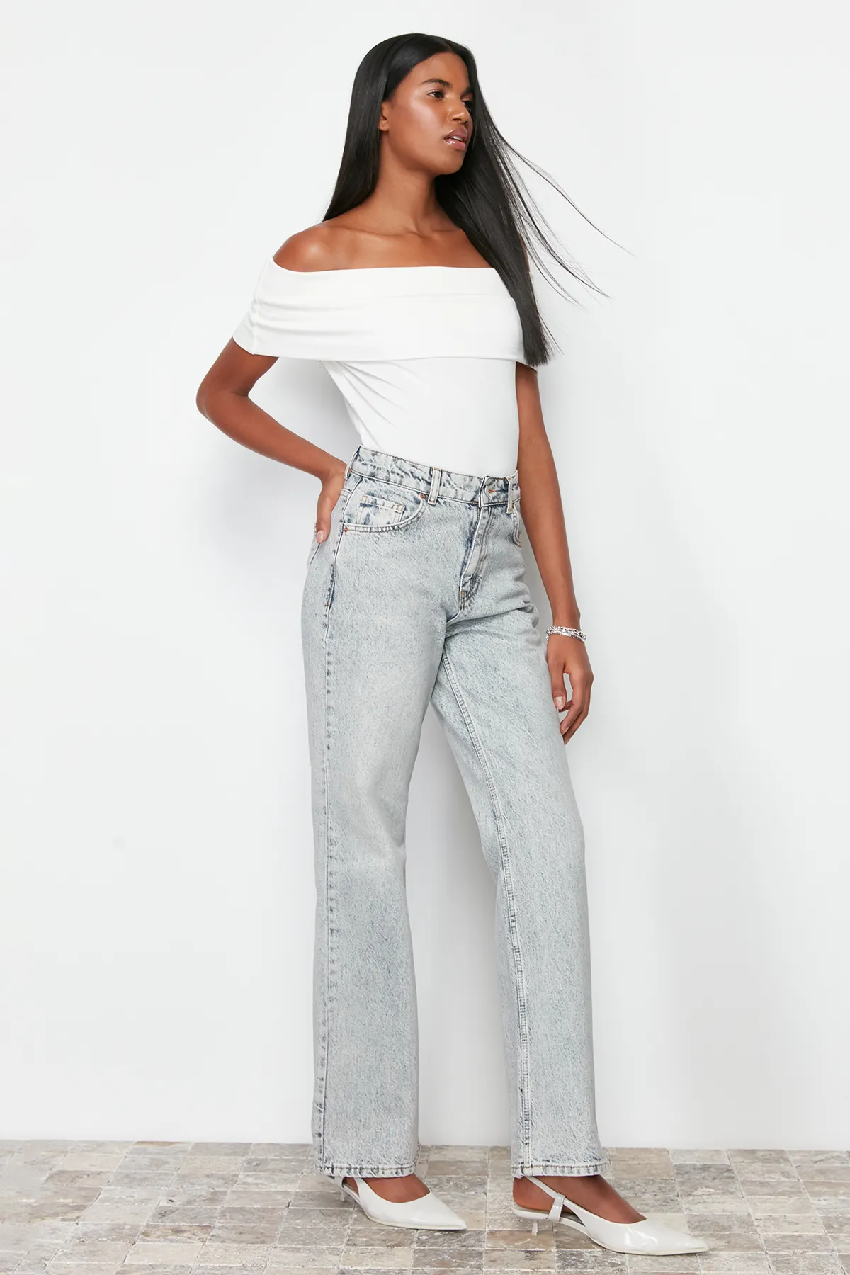 Trendyol Collection  Hellblaue Jeans mit blassem Effekt im Vintage-Stil mit hoher Taille und weitem Bein TWOAW24JE00089