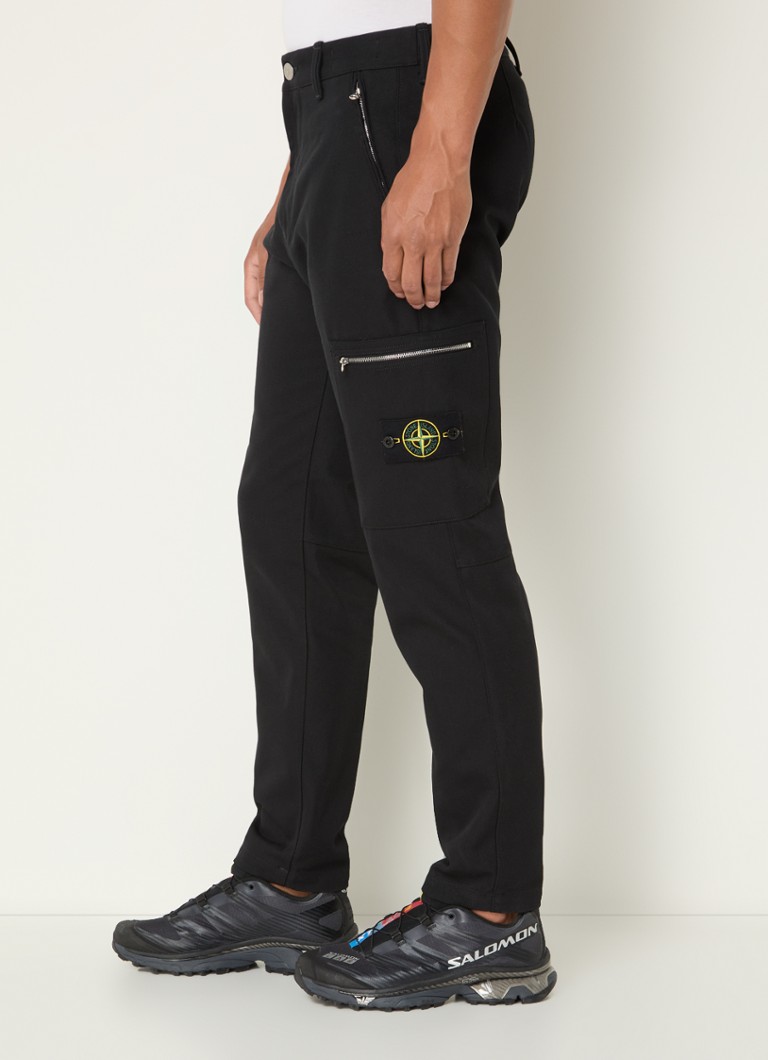 Pantaloni Stone Island 32503 slim fit, cu logo și buzunare cu fermoar.